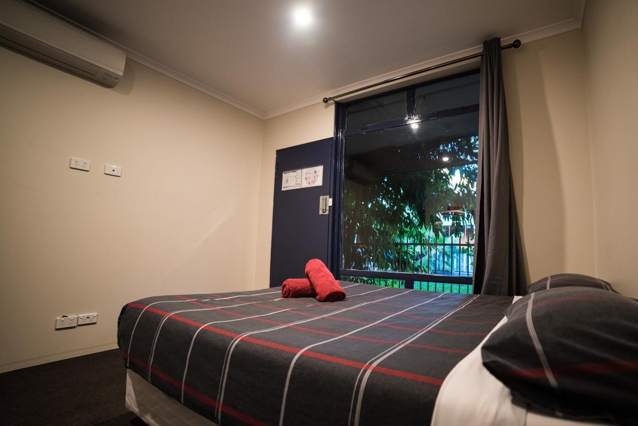 Jump Inn Alice Budget Accommodation Alice Springs Exteriör bild