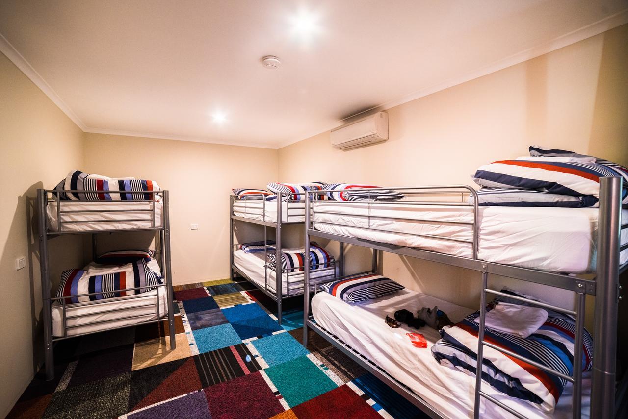 Jump Inn Alice Budget Accommodation Alice Springs Exteriör bild