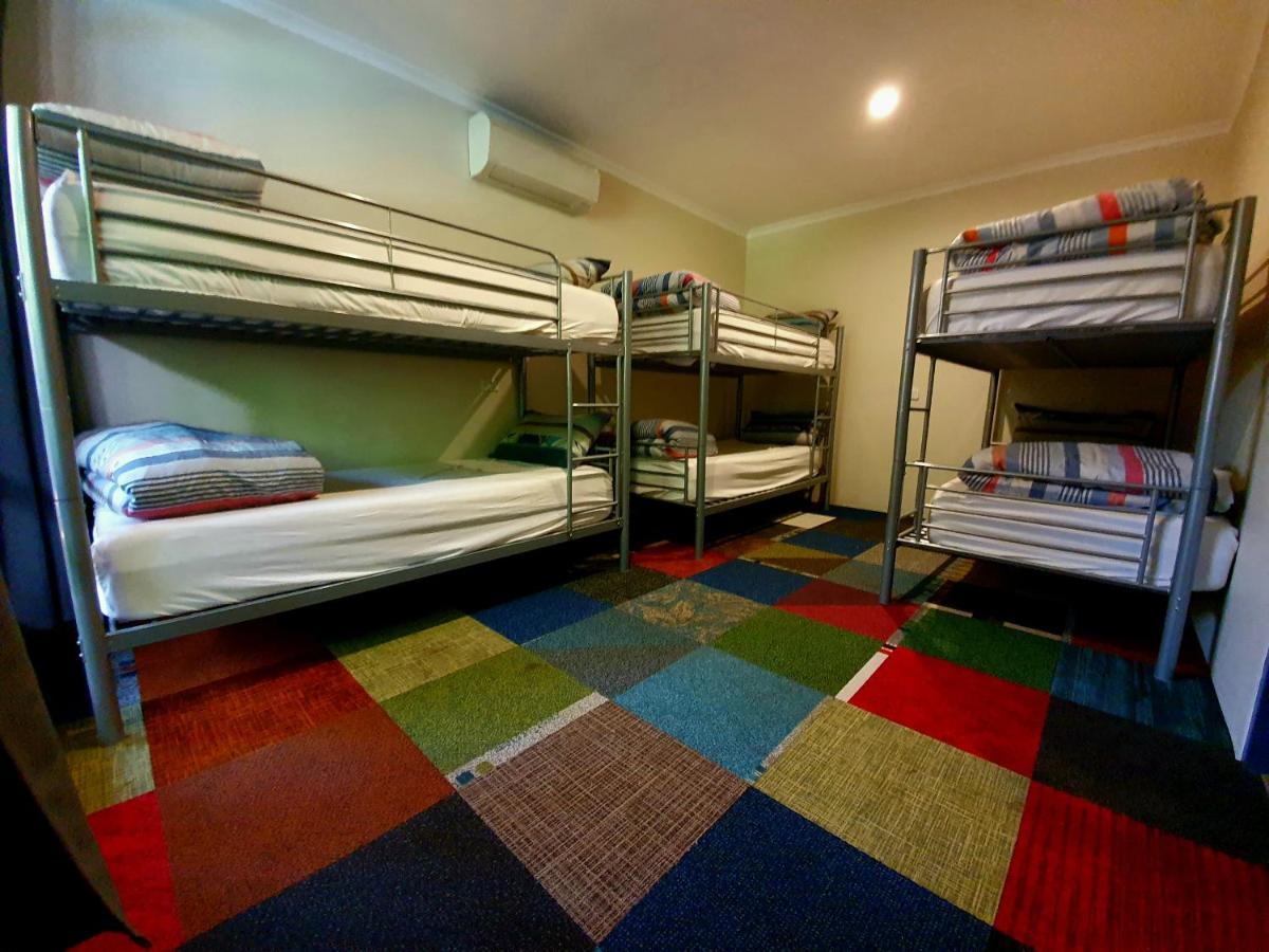 Jump Inn Alice Budget Accommodation Alice Springs Exteriör bild