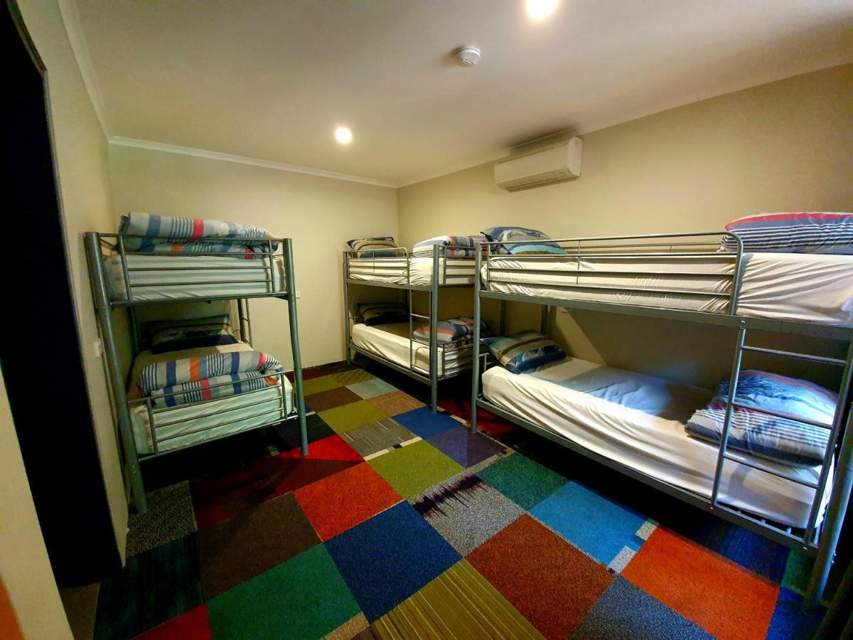 Jump Inn Alice Budget Accommodation Alice Springs Exteriör bild