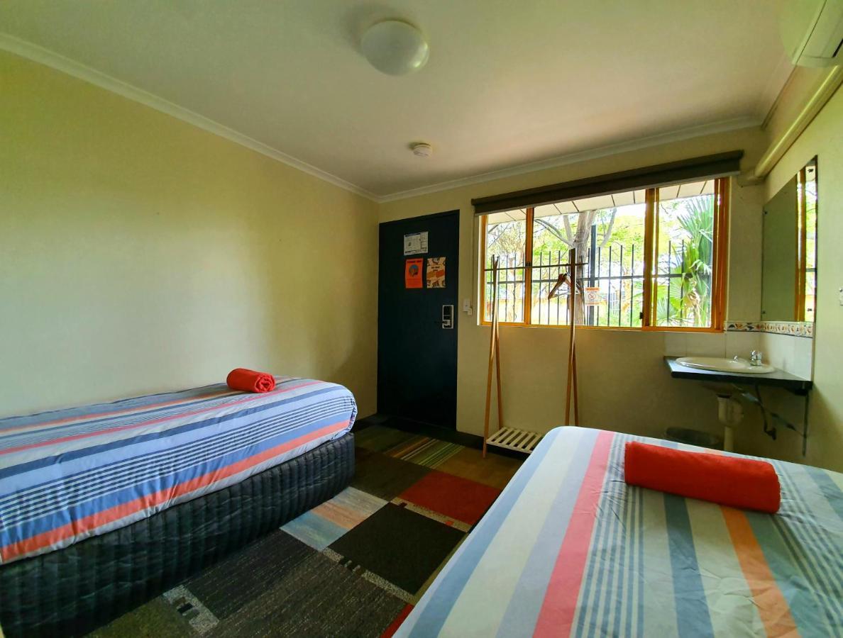 Jump Inn Alice Budget Accommodation Alice Springs Exteriör bild